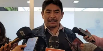 El diputado Gustavo Vega es entrevistado por la prensa.