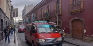 El servicio de transporte público se reduce en 40% por falta de combustible. FOTO: GAMLP