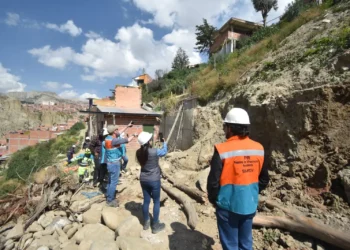 Funcionarios de la Alcaldía de La Paz notificó a los propietarios de un inmueble. FOTO: GAMLP