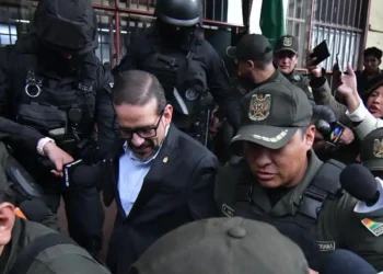El gobernador Luis Fernando Camacho es custodiado por policías. Foto. APG.