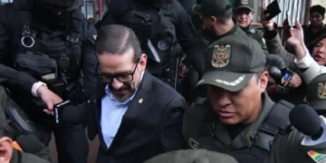 El gobernador Luis Fernando Camacho es custodiado por policías. Foto. APG.