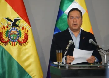 El presidente Luis Arce anuncia su retiro de su candidatura electoral.