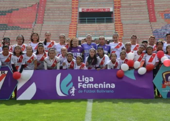 El plantel de Always Ready Campeón