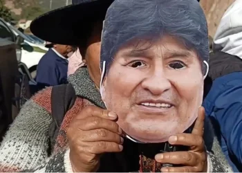 Marchistas con la cartea de Evo Morales.
Foto: RRSS