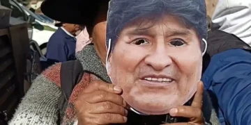 Marchistas con la cartea de Evo Morales.
Foto: RRSS