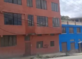 Dos de varias casas que fueron construidas sobre un exbotadero municipal. FOTO: GAMLP
