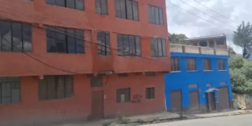 Dos de varias casas que fueron construidas sobre un exbotadero municipal. FOTO: GAMLP