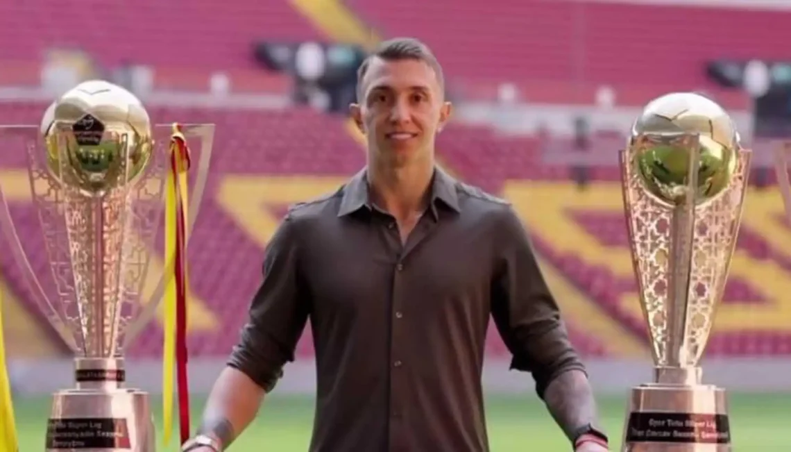 Muslera con sus trofeos en Turquía