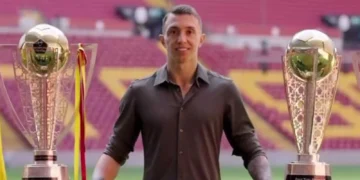Muslera con sus trofeos en Turquía