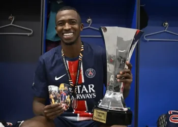 Willian Pacho con el PSG