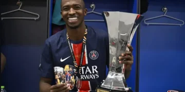 Willian Pacho con el PSG