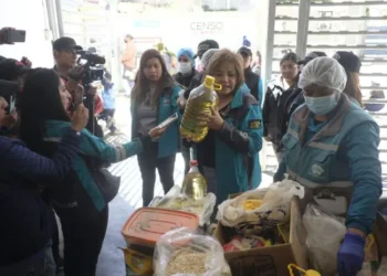 Intendencia de La Paz alerta venta de aceite argentino sin fecha de vencimiento . FOTO: GAMLP