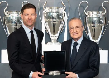 Xabi Alonso con Florentino Pérez