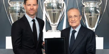 Xabi Alonso con Florentino Pérez