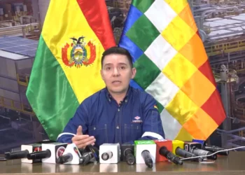 El gerente de YPFB Logística, Joel Callaú, informa sobre la situación. Foto: YPFB.