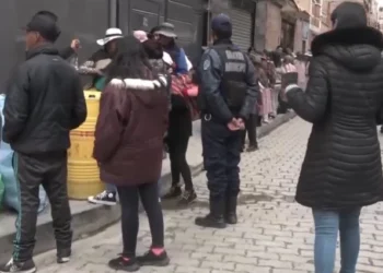 El aceite decomisado en El Alto. Foto: Captura Bolivia Tv.