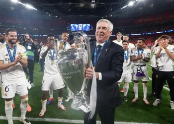 Carlo Ancelotti con el trofeo de la Champions
