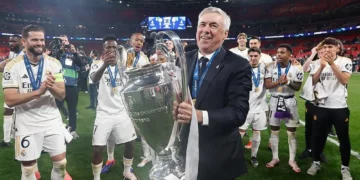 Carlo Ancelotti con el trofeo de la Champions