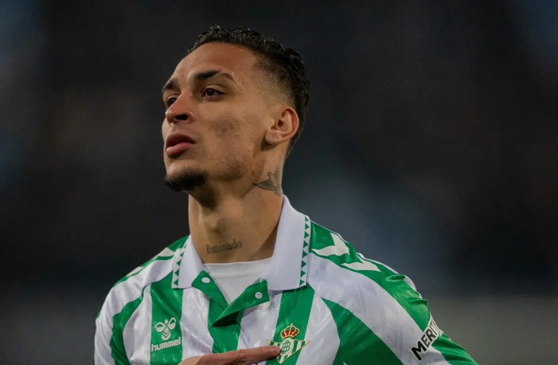 Antony con la camiseta del Betis