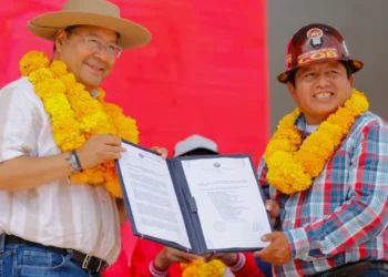 El presidente Luis y Arce presenta el decreto supremo para el incremento salarial. Foto: Lucho Arce.