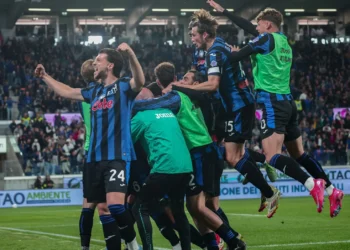Jugadores de Atalanta celebran la victoria
