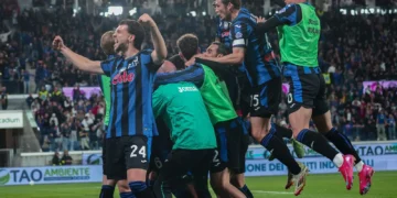 Jugadores de Atalanta celebran la victoria