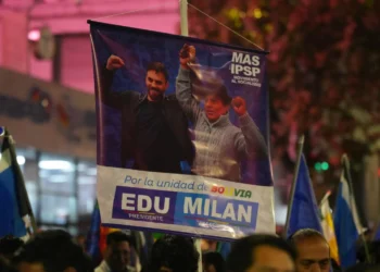 Un cartel con el binomio del MAS.
Foto: Eduardo del Castillo