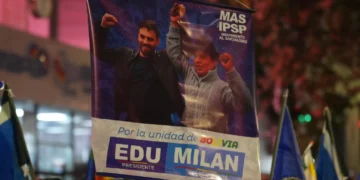 Un cartel con el binomio del MAS.
Foto: Eduardo del Castillo