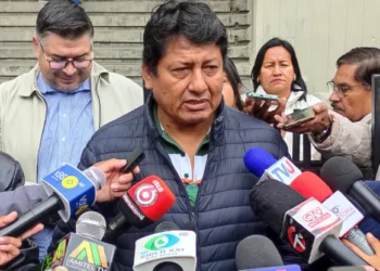 El representante de los cañeros, Oscar Arnez, en conferencia de prensa. Foto: IBCE.