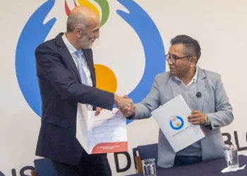 El director del Área de Justicia de la FIAP, Agustín Fernández y Pedro Callisaya, defensor del Pueblo. (Foto: Defensoría)