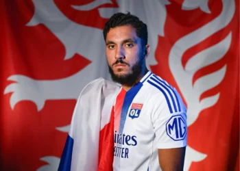 Rayan Cherki con la bandera francesa