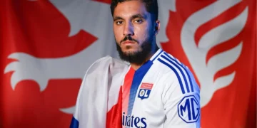 Rayan Cherki con la bandera francesa