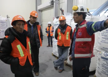 Una comisión de Comcipo verifica la producción de litio. Foto: YLB.