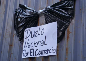 Una de las tiendas cerradas este miércoles. Foto: APG.