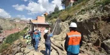 El personal de la Alcaldía de La Paz notifica a dueños de construcciones ilegales en Cotahuma. FOTO: GAMLP