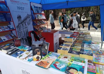 En la Plaza del Bicentenario se realiza la Jisk'a Feria del Libro. FOTO: CDLLP
