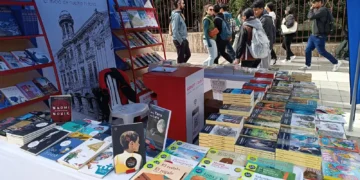 En la Plaza del Bicentenario se realiza la Jisk'a Feria del Libro. FOTO: CDLLP