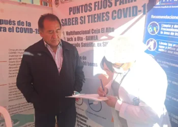 Personal de Salud de la Alcaldía de El Alto realiza la inmunización contra la influenza en cuatro puntos. FOTO: GAMEA