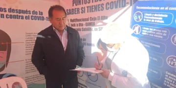 Personal de Salud de la Alcaldía de El Alto realiza la inmunización contra la influenza en cuatro puntos. FOTO: GAMEA