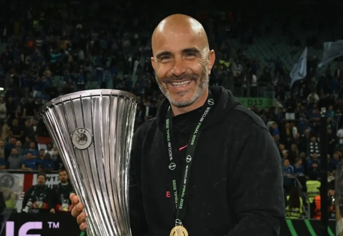 Enzo Maresca con el trofeo de la Conference League