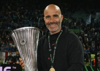 Enzo Maresca con el trofeo de la Conference League