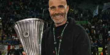 Enzo Maresca con el trofeo de la Conference League