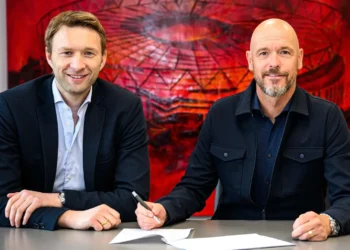 Erik Ten hag firma con el Leverkusen
