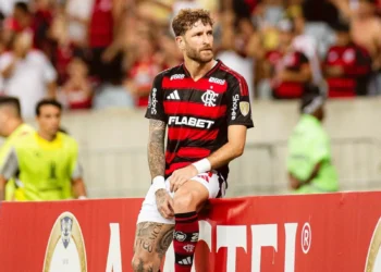 Festejo del único tanto de Léo Pereira