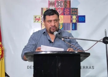 El ministro Yamil Flores informa irregularidades en una empresa. Foto: Ministerio de Desarrollo Rural.