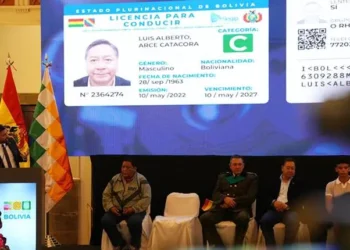 El presidente Luis Arce oficializó este martes el lanzamiento de la licencia de conducir provisional para jóvenes. FOTO: RRSS