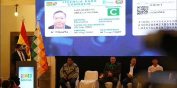 El presidente Luis Arce oficializó este martes el lanzamiento de la licencia de conducir provisional para jóvenes. FOTO: RRSS