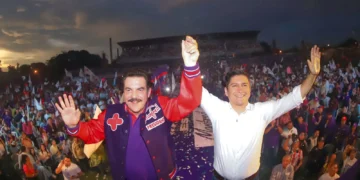 Manfred Reyes Villa y Juan Carlos Medrano en el Estadio Real Santa Cruz. Foto: RRSS Manfred Reyes Villa.