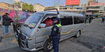 Un guardia municipal controla el servicio de un minibús. FOTO: GAMLP