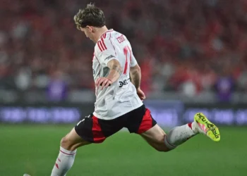 Facundo Colidio se apresta a rematar